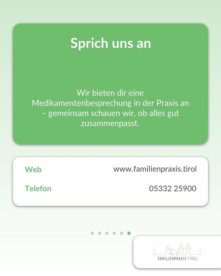 «Habla con nosotros» — última tarjeta, texto blanco sobre fondo verde: te ofrecemos una revisión de la medicación en la consulta, juntos comprobamos que todo encaje bien. Debajo, los datos de contacto Web www.familienpraxis.tirol y teléfono 05332 25900.