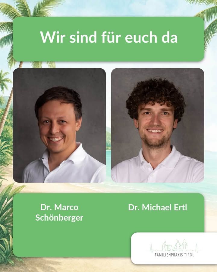 „Wir sind für euch da" steht in großer weißer Schrift auf einer grünen Fläche am oberen Rand. Darunter zwei Porträtfotos nebeneinander vor grauem Hintergrund: links ein lächelnder Mann mit kurzen dunklen Haaren im weißen Poloshirt, rechts ein lächelnder Mann mit dunklen Locken, Bart und ebenfalls weißem Poloshirt. Unter den Fotos nennt eine grüne Fläche die Namen „Dr. Marco Schönberger" und „Dr. Michael Ertl". Der Hintergrund zeigt eine gemalte Strandlandschaft mit hellem Sand, türkisfarbenem Meer, grünen Hügeln und Palmwedeln, die von oben und den Seiten ins Bild ragen. Unten rechts ein weißes Feld mit dem grünen Logo: Bergsilhouette, Figuren einer Familie und der Schriftzug „FAMILIENPRAXIS TIROL".