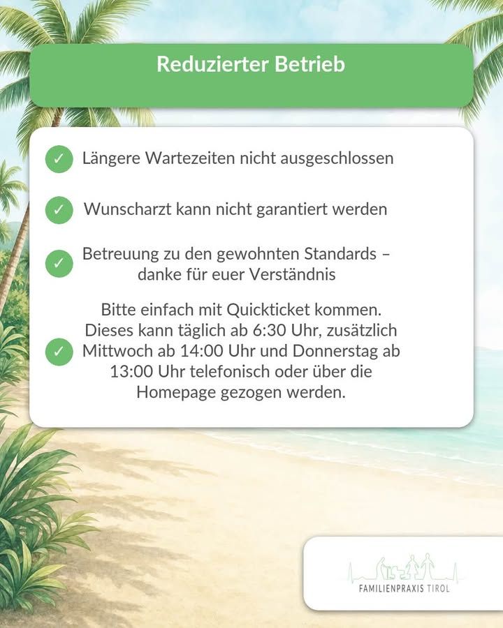 „Reduzierter Betrieb" steht in weißer Schrift auf einer grünen Textfläche am oberen Rand. Darunter listet ein weißes Feld vier Punkte auf, jeder mit einem grünen Kreis samt weißem Häkchen: „Längere Wartezeiten nicht ausgeschlossen", „Wunscharzt kann nicht garantiert werden", „Betreuung zu den gewohnten Standards – danke für euer Verständnis" und „Bitte einfach mit Quickticket kommen. Dieses kann täglich ab 6:30 Uhr, zusätzlich Mittwoch ab 14:00 Uhr und Donnerstag ab 13:00 Uhr telefonisch oder über die Homepage gezogen werden." Der Hintergrund zeigt eine gemalte Strandszene mit hellem Sand, türkisfarbenem Meer, grünen Pflanzen und Palmwedeln, die von oben ins Bild hängen. Unten rechts liegt ein weißes Feld mit dem grünen Logo: Bergsilhouette, Figuren einer Familie und der Schriftzug „FAMILIENPRAXIS TIROL".