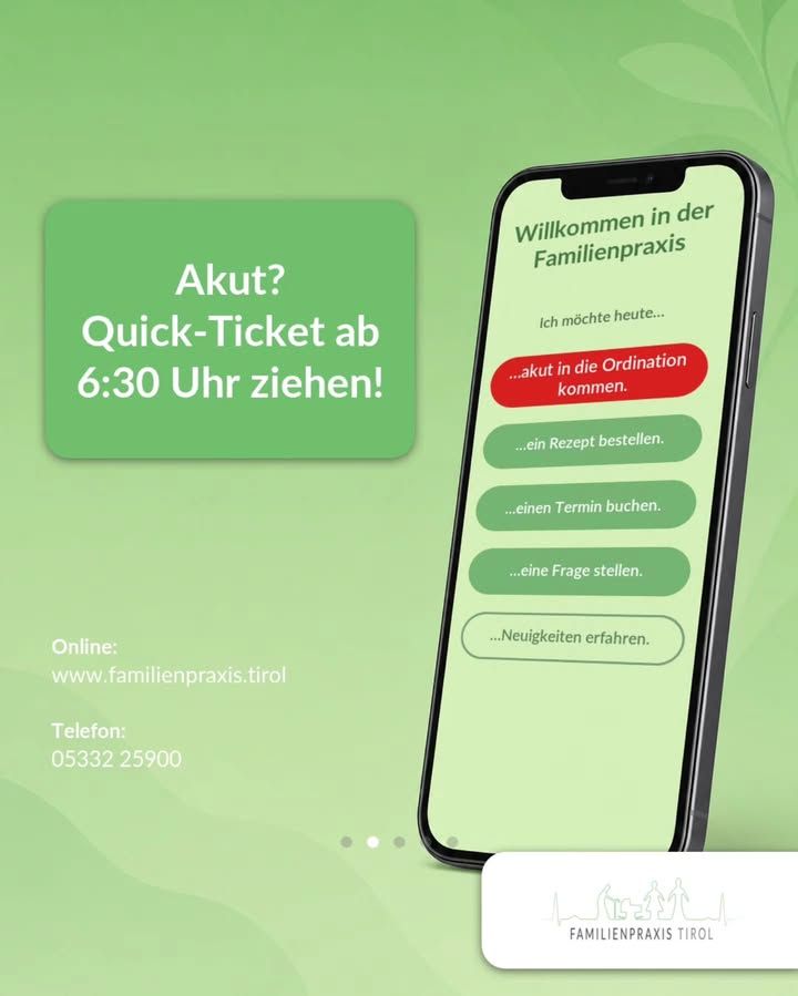 «Emergenza? Ritira il Quick-Ticket a partire dalle 6:30!» è scritto in bianco su uno sfondo verde a sinistra dell’immagine; lo sfondo è verde chiaro con motivi fogliari abbozzati. Sotto sono riportate le indicazioni «Online: www.familienpraxis.tirol» e «Telefono: 05332 25900». A destra è raffigurato uno smartphone, il cui schermo mostra la pagina iniziale con il titolo «Benvenuti allo studio medico di famiglia». Sotto c’è scritto «Oggi vorrei…» e un elenco di pulsanti: evidenziato in rosso «…recarmi urgentemente in ambulatorio», sotto in verde «…ordinare una ricetta», «…prenotare un appuntamento», «…porre una domanda» e, con bordino bianco, «…scoprire le novità». In basso a destra il logo della Familienpraxis Tirol con un disegno al tratto raffigurante figure familiari.