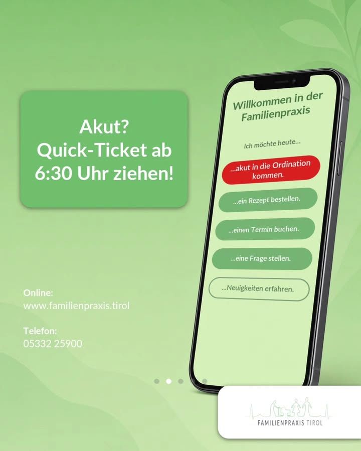 «¿Urgente? ¡Saca un “Quick-Ticket” a partir de las 6:30!» reza el texto en letra blanca sobre una superficie verde redondeada, sobre un fondo verde claro con formas que sugieren hojas. Debajo aparecen los datos «En línea: www.familienpraxis.tirol» y «Teléfono: 05332 25900». A la derecha se ve un smartphone en posición vertical, cuya pantalla muestra la página de inicio del registro en línea: el título «Bienvenido a la consulta familiar», debajo «Hoy quiero…» y varios botones uno debajo de otro —resaltado en rojo «…acudir a la consulta por una urgencia», debajo en verde «…solicitar una receta», «…reservar una cita», «…hacer una pregunta» y, con un borde blanco, «…conocer las novedades». En la parte inferior derecha, sobre un fondo blanco, aparece el logotipo de la Familienpraxis Tirol con un dibujo lineal de personas.