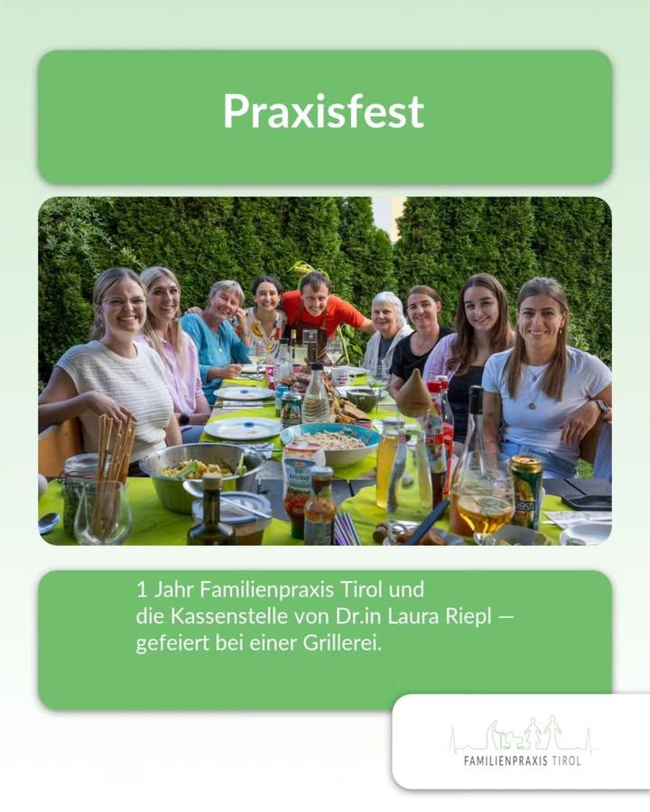 “Practice Party” is the headline on a green banner above the photo. Below it is a picture of a long, festively set table outdoors in front of a dense green hedge: Nine people are sitting and standing close together, smiling at the camera; one person in a red shirt is leaning over the table in the center. On the light green tablecloth are bowls of salads, bread, bottles of drinks, glasses, plates, and sauces. Below the photo is another green bar with the text: “1 Year of Familienpraxis Tirol and Dr. Laura Riepl’s Health Insurance Office — celebrated with a barbecue.” In the lower right corner is the logo featuring illustrated figures and the text “Familienpraxis Tirol.”