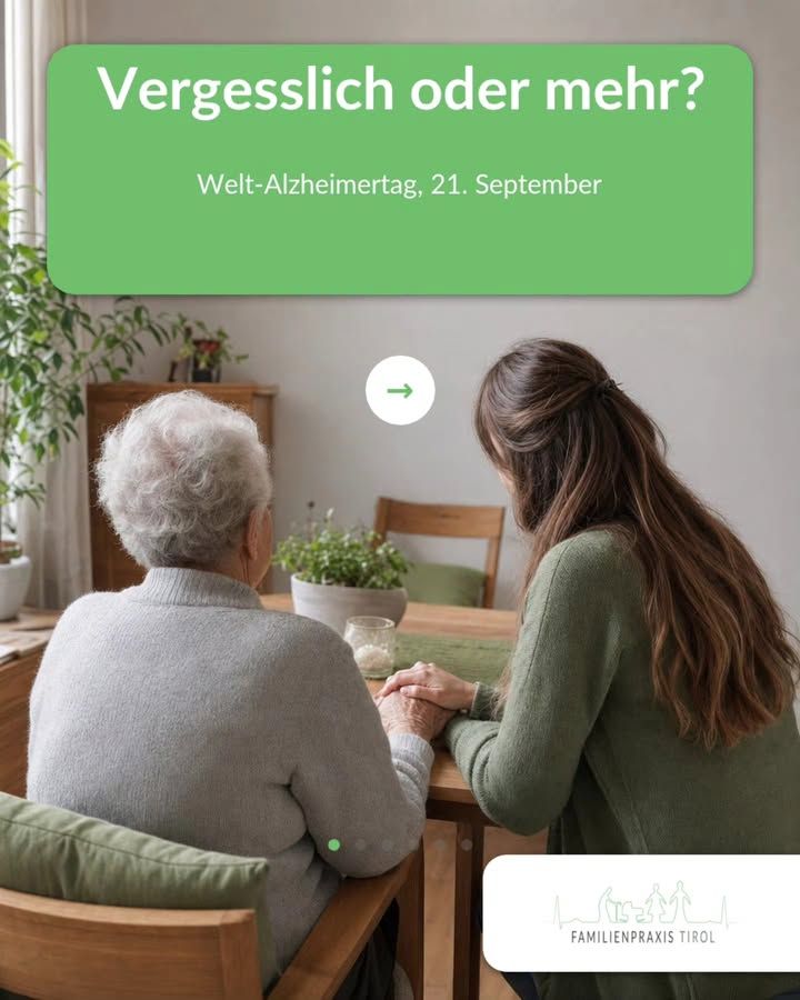«Dimenticanza o qualcosa di più?» è scritto a grandi lettere bianche su uno sfondo verde nella parte superiore dell’immagine; sotto, in caratteri più piccoli: «Giornata mondiale dell’Alzheimer, 21 settembre». Sotto c’è una foto di schiena: una donna anziana con riccioli bianchi e un maglione grigio lavorato a maglia è seduta a un tavolo di legno, accanto a lei una donna più giovane con lunghi capelli castani e un maglione verde oliva. La donna più giovane tiene la mano di quella più anziana, entrambe si guardano. Sul tavolo ci sono una pianta in vaso e un bicchiere; sullo sfondo, un luminoso soggiorno con un armadio in legno, una pianta da appartamento e una finestra. Al centro dell’immagine, un cerchio bianco con una freccia verde che punta a destra, che invita a scorrere la pagina; sotto, cinque puntini che indicano altre immagini. In basso a destra, su uno sfondo bianco, il logo della Familienpraxis Tirol con figure e case stilizzate.