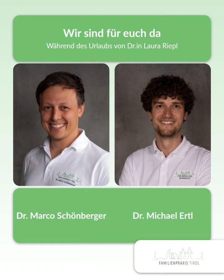 „Wir sind für euch da“ steht in weißer Schrift auf einer grünen Fläche, darunter kleiner: „Während des Urlaubs von Dr.in Laura Riepl“. Darunter zwei Porträtfotos nebeneinander vor grauem Hintergrund: links ein Mann mit kurzen dunklen Haaren, rechts ein Mann mit dunklen Locken und Bart, beide lächelnd im weißen Polohemd mit aufgesticktem Logo der Familienpraxis Tirol. Auf einer grünen Fläche darunter die Namen: „Dr. Marco Schönberger“ und „Dr. Michael Ertl“. Unten rechts auf weißer Fläche das Logo der Familienpraxis Tirol, eine Strichzeichnung von Erwachsenen und Kindern vor einer Bergsilhouette.