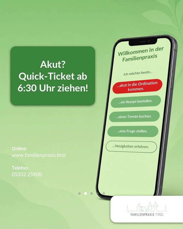 ¿Urgente? ¡Saca un «Quick-Ticket» a partir de las 6:30 h! – Este texto aparece en letra blanca sobre un recuadro verde oscuro a la izquierda de la imagen. Debajo figuran los datos «Online: www.familienpraxis.tirol» y «Teléfono: 05332 25900». A la derecha, un smartphone en posición inclinada, en cuya pantalla se ve la página de inicio del registro online: Título «Bienvenido a la consulta familiar», debajo la frase «Hoy quiero…» y cinco botones uno debajo de otro: resaltado en rojo «…acudir a la consulta por una urgencia», luego en verde «…solicitar una receta», «…reservar una cita», «…hacer una pregunta» y con un borde claro «…conocer las novedades». El fondo es de color verde claro con formas que sugieren hojas. En la esquina inferior derecha, sobre un fondo blanco, aparece el logotipo de la Familienpraxis Tirol con siluetas y una línea montañosa.