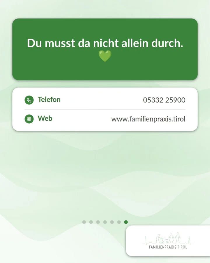 „Du musst da nicht allein durch.“ Dieser Satz steht in weißer Schrift auf einem grünen Kasten am oberen Rand, darunter ein hellgrünes Herz. Auf einer weißen Karte darunter stehen die Kontaktdaten: neben einem grünen Kreis mit Telefonhörer „Telefon“ und rechts die Nummer 05332 25900, darunter neben einem grünen Kreis mit Weltkugel „Web“ und rechts die Adresse www.familienpraxis.tirol. Der Hintergrund ist hellgrün mit weichen, welligen Linien. Unten eine Reihe von sieben Punkten, von denen der letzte grün gefüllt ist. Unten rechts auf weißem Feld das Logo der Familienpraxis Tirol mit Strichzeichnung einer Familie vor Bergsilhouette.