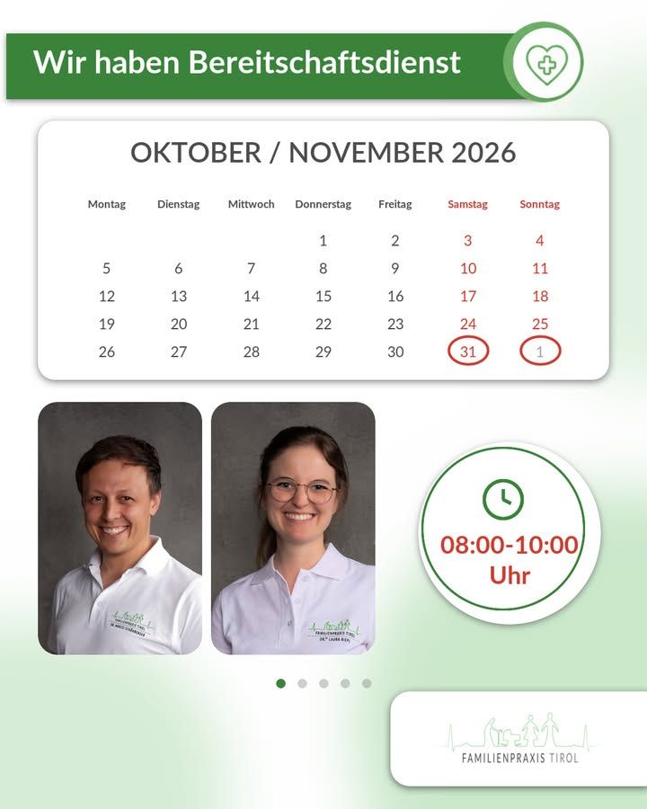 «Siamo di guardia» è scritto in bianco su una barra verde nella parte superiore, con accanto a destra un simbolo rotondo con un cuore e una croce. Sotto, una pagina di calendario con il titolo «OTTOBRE / NOVEMBRE 2026» e i giorni della settimana da lunedì a domenica, con sabato e domenica evidenziati in rosso. Sono elencati i giorni da 1 a 30; il sabato 31 e la domenica successiva, il 1°, sono contrassegnati da un cerchio rosso. Sotto, due foto ritratto su sfondo grigio: a sinistra un uomo sorridente con capelli corti e scuri, a destra una donna sorridente con gli occhiali e i capelli raccolti, entrambi in polo bianche con il logo ricamato della Familienpraxis Tirol. A destra, accanto a queste, un cerchio con bordo verde con il simbolo di un orologio e l’indicazione dell’orario in rosso «08:00–10:00». In basso a destra, il logo della Familienpraxis Tirol con figure disegnate al tratto e una linea a forma di cuore.