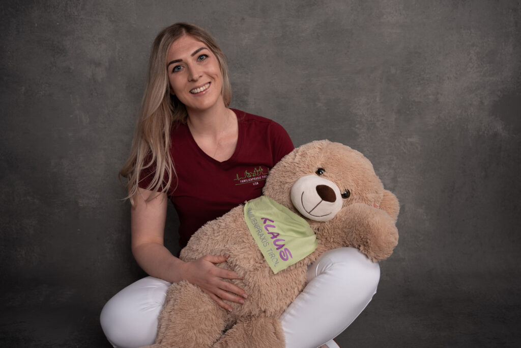 Lisa, Diplomierte Gesundheits- und Krankenpflegefachkraft, mit Klaus, Ordinationsmaskottchen
