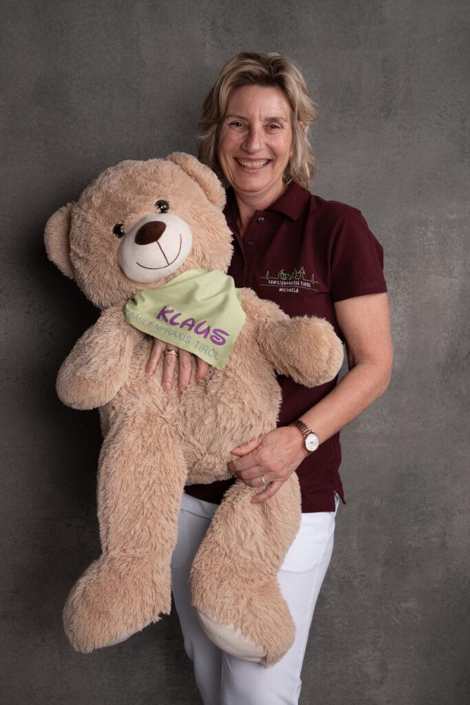 Michaela, Administrativkraft, mit Klaus, Ordinationsmaskottchen
