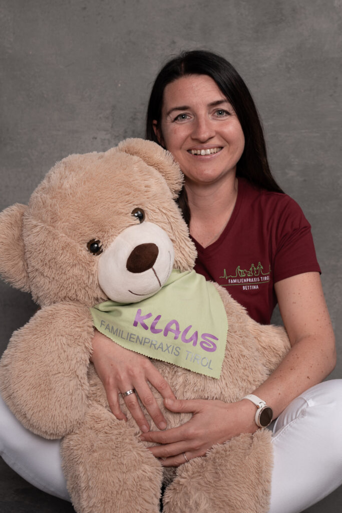 Bettina, Ordinationsassistentin, mit Klaus, Ordinationsmaskottchen