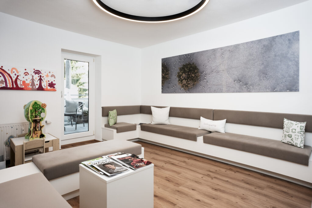 Warteraum mit Kinderspielecke in Hausarztpraxis